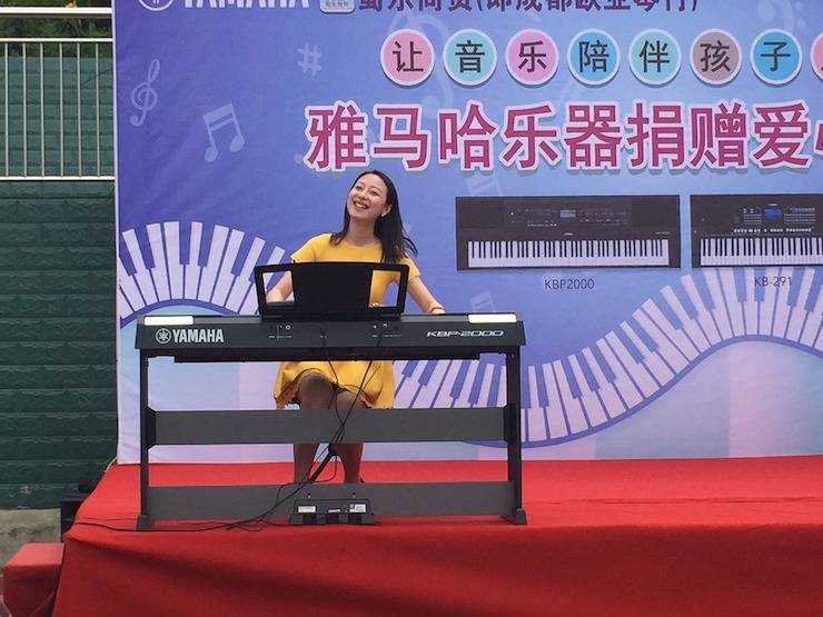 QG刮刮乐乐器爱心捐赠行动在四川金堂县举办 ——与音乐牵手 随幸福成长