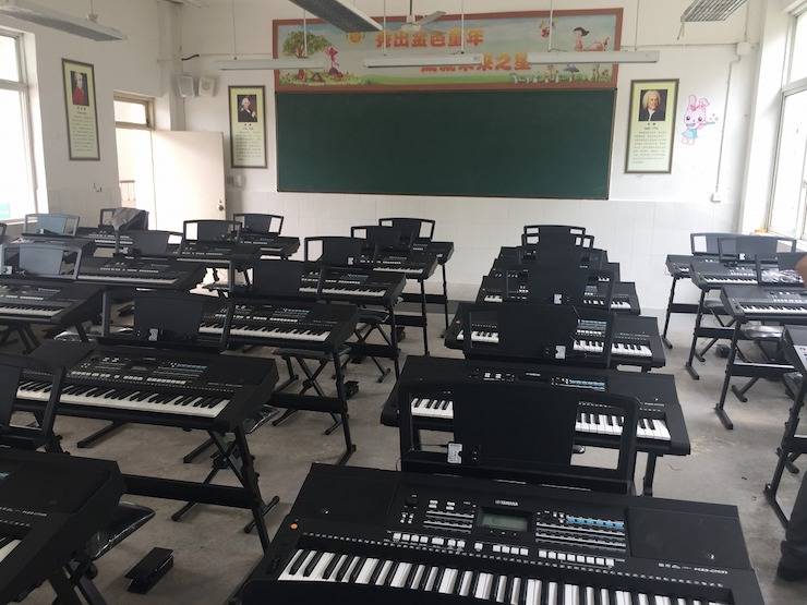 QG刮刮乐乐器爱心捐赠行动在四川金堂县举办 ——与音乐牵手 随幸福成长